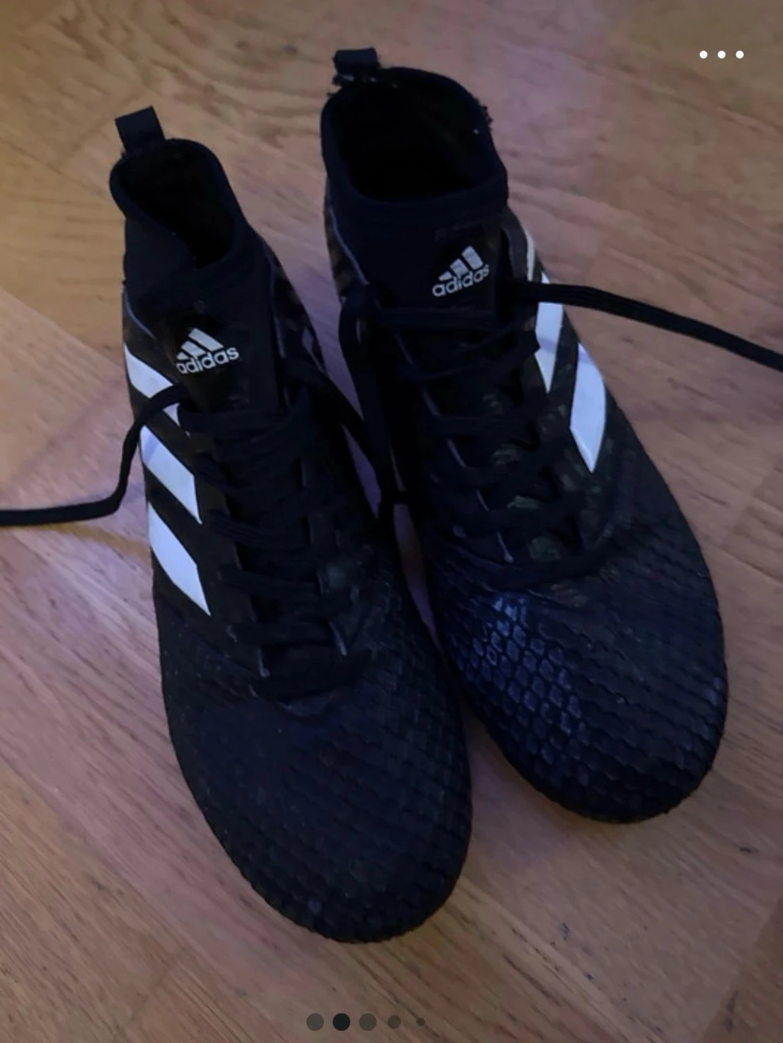 Svarta Adidas fotbollsskor med snörning - 1