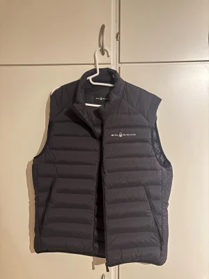Sail Racing väst  - Säljer denna svarta sail racing väst som är helt oanvänd. Den är självklart äkta, köpte på NK i Stockholm. Passar dig som är 175-182 cm som bäst.