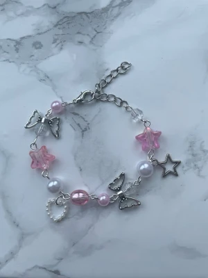 Y2k armband - Handgjort y2k armband med pärlor och berlocker🥰kommer i fin packning och med en liten gåva. Finns mer på min profil😍
