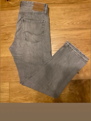 Grå Jack & jones jeans  - Modellen på jeansen är Loose Chris i storlek 32. Bra skick inga defekter 