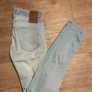 Replay Jeans W29 L32 - Snygga replay jeans W29 L32 modellen anbass