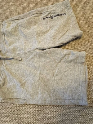 3 stycken sailracing shorts  - 176 på dom grå och gröna                                            170 på dom svarta 