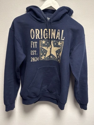 Blå Schysst hoodie - En Schysst och stilren hoodie med simpel och trendande design på framsidan! Skriv för frågor!