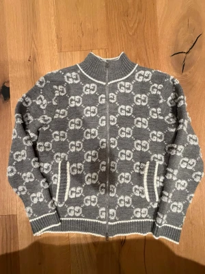 Gucci cardigan  - Perfekt skick använd 1 gång!