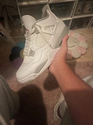 Nike Air Jordan 4 White Oreo - Säljer ett par Nike Air Jordan 4 White Oreo använd några gånger 