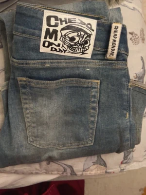 Blå bootcut jeans från Cheap Monday - storlek 28/30 Säljer ett par klassiska blå jeans från Cheap Monday med bootcut-modell, anvönd några gånger men ligger mest i garderoben och används inte längre💞💞