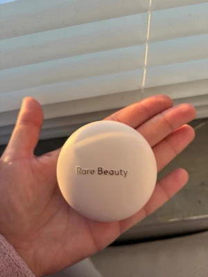 Rare Beauty Blush -  Rare Beauty Truth Powder Blush i färgen ” Truth ”. Använd ett par gånger. Pigmenterad & glowy blush. Original pris 365kr