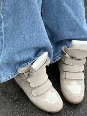 Gina tricot skor slutsålda!! - Säljer ett par chunky beige sneakers med högt skaft och tre breda kardborreband. Skorna har vit tåbox i syntetmaterial med perforeringar och ovandel i mocka. Snygg retrovibe och passar perfekt till baggy jeans.SLUTSÅLDA!!