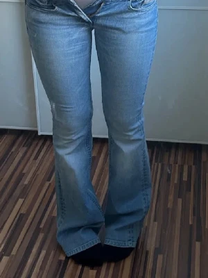 Bootcut lågmidjade jeans - Ljus blåa lågmidjade bootcut jeans från märket diesel som tyvärr blivit för små! Tyvärr har en knapp i insidan tappats men de funkar fortfarande perfekt och det är inget som märks!  De är även väldigt slitna längst ner och även slitna vid knappen☀️💕💕