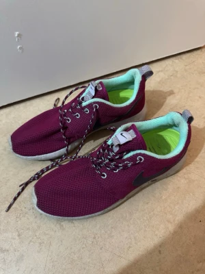 Nike skor  - Ett par Nike skor i stl 38,5 säljs för 150 kr. 