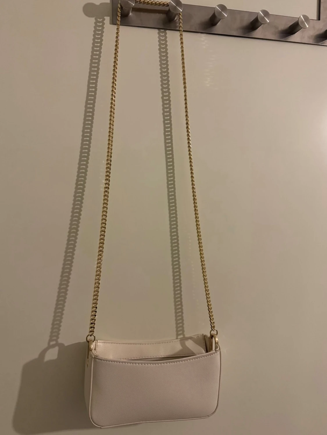 Vit axelväska från Tommy Hilfiger - 2