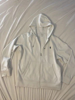 Raulph Lauren zip hoodie - En väldigt fin zip tröja jag nyss köpte men märkte att den var för stor för mig. Den har inga skador förutom metalbiten som är borta på ena sidan av snöret🙂