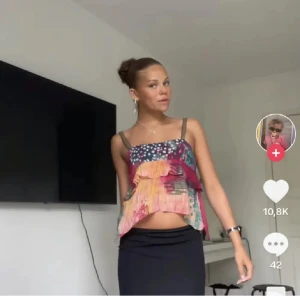 topp från Zara - Säljer denna topp från Zara. Helt ny, aldrig använd, säljer billigt då jag vill bli av med den 💗💗