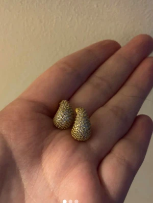 Guldörhängen  - Säljer dessa guldörhängen från muli collection. Köptes i somras och har inte använt dom så mycket då jag typ bara har silver. Har dock inte kvar asken. Nypris 399kr