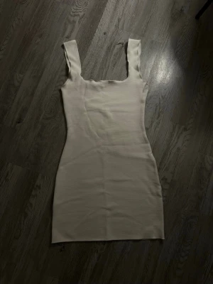 Vit miniklänning från Zara - Vit miniklänning från Zara, kommer inte till användning. Storlek S.                               Skriv om du har några frågor💕