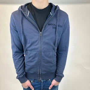 Woolrich zip-Hoodie  - Riktigt snygg woolrich zip-Hoodie som passar nästan till allt.   Ny pris: 3000 kr, mitt pris: 1099🤩. Pris kan sänkas vid snabb affär 