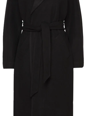 Svart kappa från Vero Moda med bälte - Säljer en svart lång kappa från Vero Moda med klassisk krage och bälte i midjan. Kappan har raka ärmar, två fickor fram och en stilren look som passar till allt. Materialet är mjukt och känns lyxigt, perfekt för kyliga dagar ✨