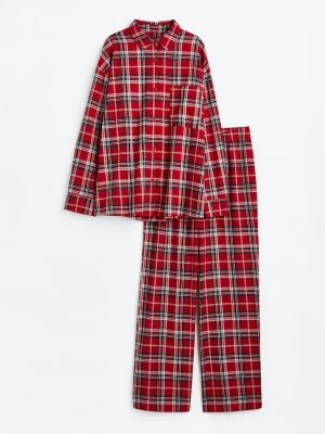 H&M röd rutig pyjamasset L XL - H&M röd rutig pyjamasset i storlek L men passar bättre XL, tycker jag. Använd endast få gånger, jättefint skick