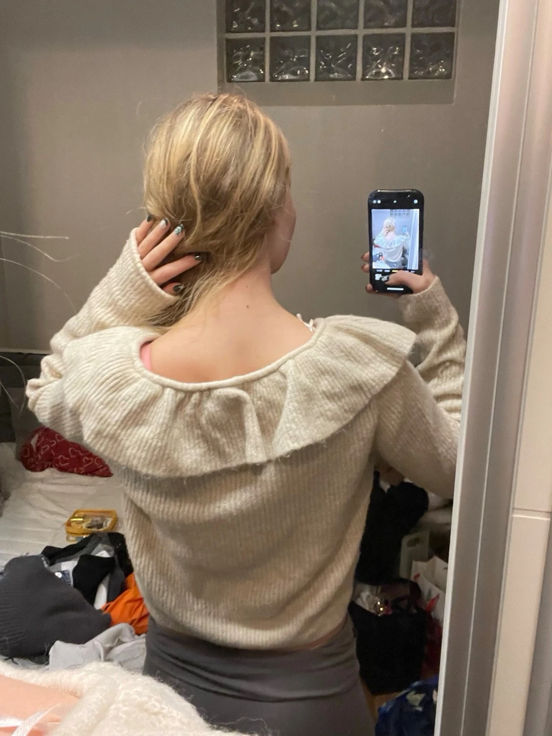 Beige stickad kofta med volang - 2