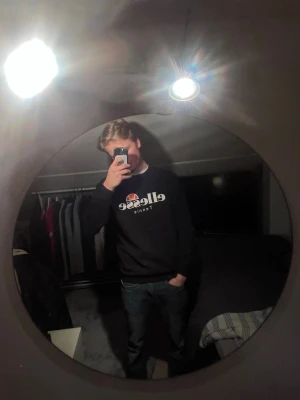 Svart Ellesse sweatshirt XS - Svart sweatshirt från Ellesse med stort vitt tryck och orange detalj på bröstet där det står 'Tennis'. Tröjan har rund halsringning och långa ärmar. Perfekt för en sportig och avslappnad stil. Storlek XS men passar mig och jag bär S och M.