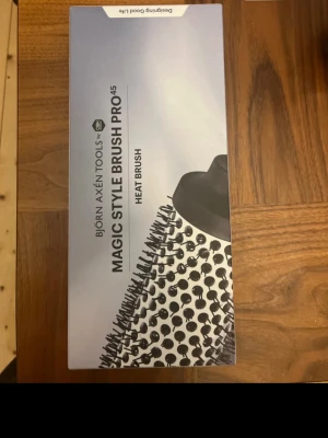 Björn Axén Magic Style Brush Pro 45 - Magic Style Brush Pro 45 från Björn Axén är en elektrisk stylingborste med keramisk tourmaline-beläggning och jonfunktion för glansigt och frizzfritt hår. Borsten är svart och silver, har två värmeinställningar och 45 mm diameter. Perfekt för att skapa volym och mjuka lockar. Ny och oanvänd. Nypris ligger på ca 900:-