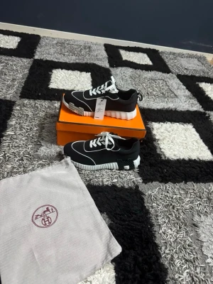 Märkes skor - Helt nya märkes skor aldrig använt med box och dustbag fina och stiliga bra inför vintern tar även byten!.