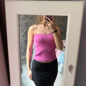 Rosa ribbad tubtopp - Säljer en rosa ribbad tubtopp som är för stor för mig. 