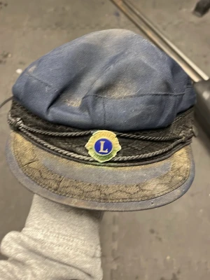 Vintage Lions Club keps den är inte bra skick men jag vill få den sålt  - Dåligt skick smutsig och allt men jag vill få den sålt bara för ett billigt pris 