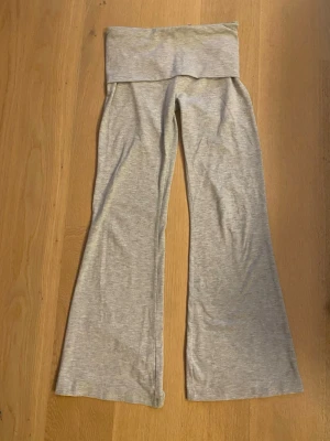 Grå yogapants Cubus 146 - Säljer ett par ljusgrå yogapants från Cubus i storlek 146. Byxorna har bootcut-ben och bred, vikbar midja för extra komfort. Tillverkade i mjukt bomullsmaterial som känns skönt mot huden. Perfekta för chill dagar eller när du vill ha något riktigt bekvämt.