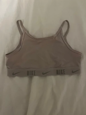 Sport topp  - Baby rosa sport topp från Nike. Storlek M men skulle säga att det passar  xs/s också. Inga defekter och är i bra skick. 