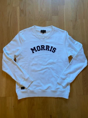 Morris sweatshirt - Off-white / Creme - Size S - Off-white / cream sweatshirt from Morris with “MORRIS” printed on the front. Clean, classic Scandinavian style made from soft and comfortable fabric. Easy to wear for everyday use or smart-casual outfits.