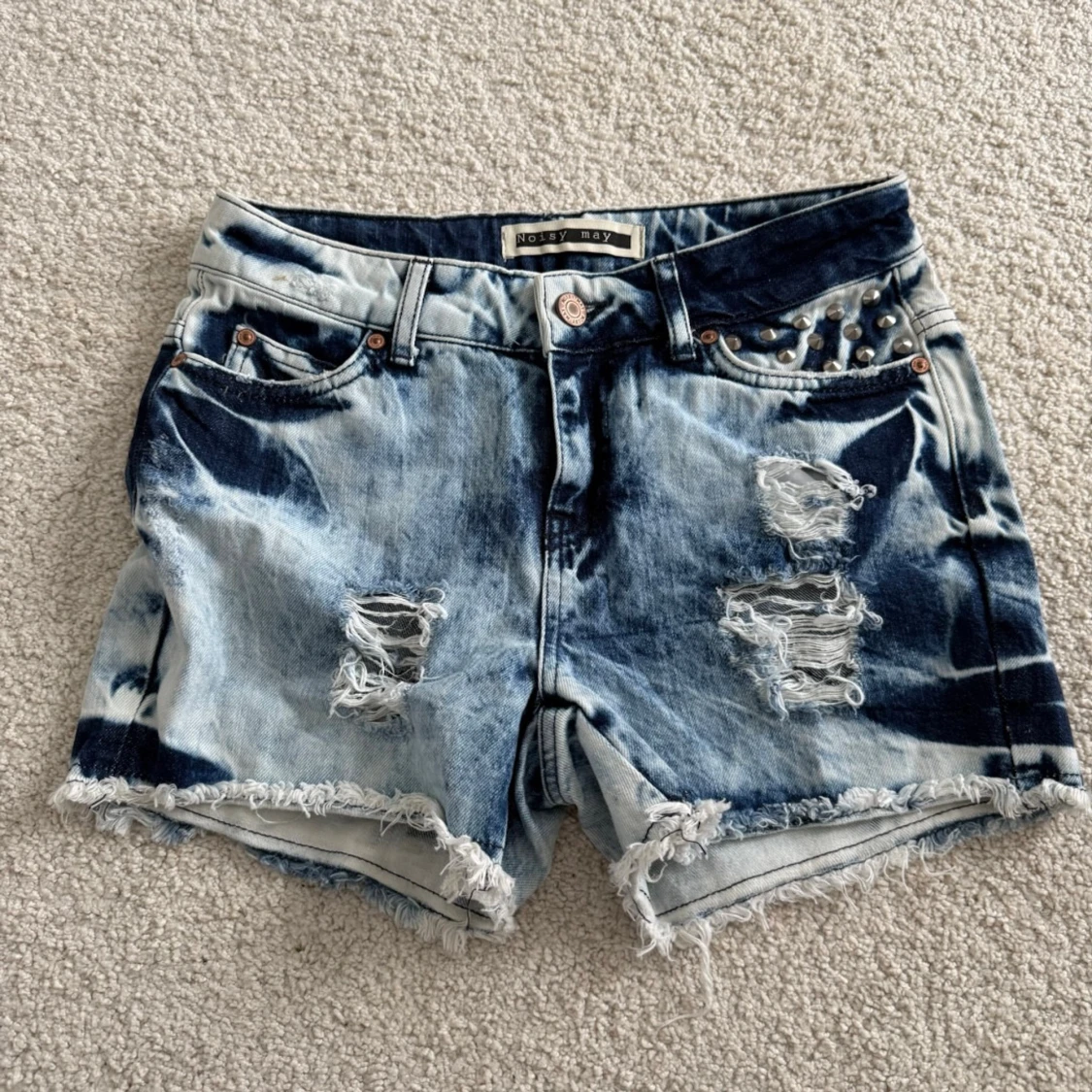 Blå slitna jeansshorts Noisy May
