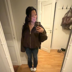 Gina jacka - Säljer denna fina bruna Gina jacka som liknar Zaras jacka. I storlek S, köpt för 800kr säljer den för 350kr 💕💕