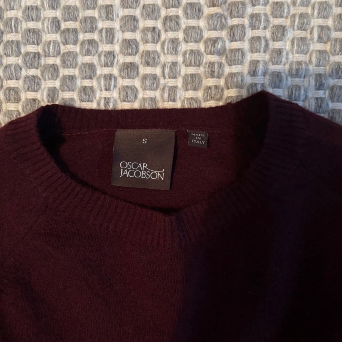 Mörkröd tröja från Oscar Jacobson - 90