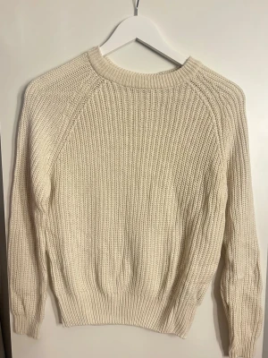 Beige stickad tröja  - Jag säljer min gamla stickade tröja från lager 157, tröjan är i jättebra skick och använd bara några få gånger!