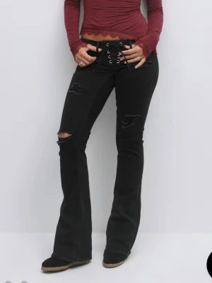 SÖKER!!!  - Söker dessa jeansen från ginayoung 14+ i storlek M. Hör jättegärna av dig ifall du har de och kan sälja ❤️