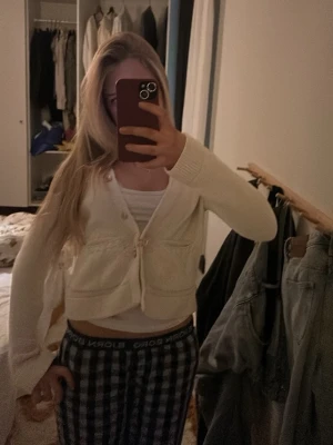 Stickad kofta  - kräm vit kofta från Gina tricot . Köpte för en stund sen men aldrig använd . Modellen slutade sälja väldigt snabbt men jätte söt kofta . Storlek 158-164. Nypris runt 400-500 kr kommer inte riktigkt ihåg . Pris kan diskuteras!