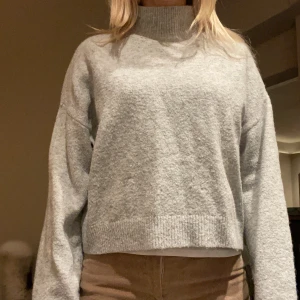 Ljusgrå stickad polotröja H&M - Mysig ljusgrå stickad polotröja från H&M i storlek S. Pris kan diskuteras.