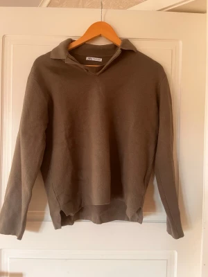 Grön pikétröja från Zara - Säljer en enkel grön pikétröja från Zara i storlek S. Tröjan har klassisk krage, lång ärm och rak passform. Perfekt till lager på lager och funkar året runt. Materialet känns mjukt och bekvämt.