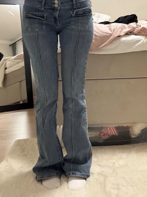 Blåa jeans - Blåa jeans från Nelly med snygga detaljer, säljer då jag använder andra jeans och dessa är ganska långa på mig🫶💕