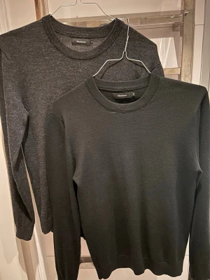 Matinique tröjor - 2 matinique tröjor, en i mörkgrå och en i svart från Åhléns. Båda i väldigt bra skick. Köp en för 200kr eller båda i samma paket för 320kr. Endast handtvättade. 