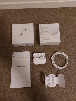 Wireless Headset Earplugs (Anc) Usb C - ● Ny och aldrig använt. Helt oöppnad förpacking.Allt fungerar som det ska. Usb C laddare samt extra öron pluggar i olika storlekar är inkluderade. 👍  ● Fraktar inom 24h, så att du får paketet så fort som möjligt! 📦  ● Vid frågor eller intresse, dm. Lämna gärna ett pris 😁