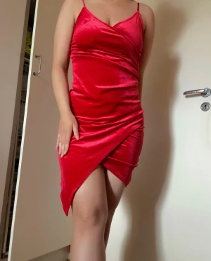 Röd klänning från Bik Bok - Säljer en helt ny klänning från Bik Bok i mjuk sammet.  Med prislapp.