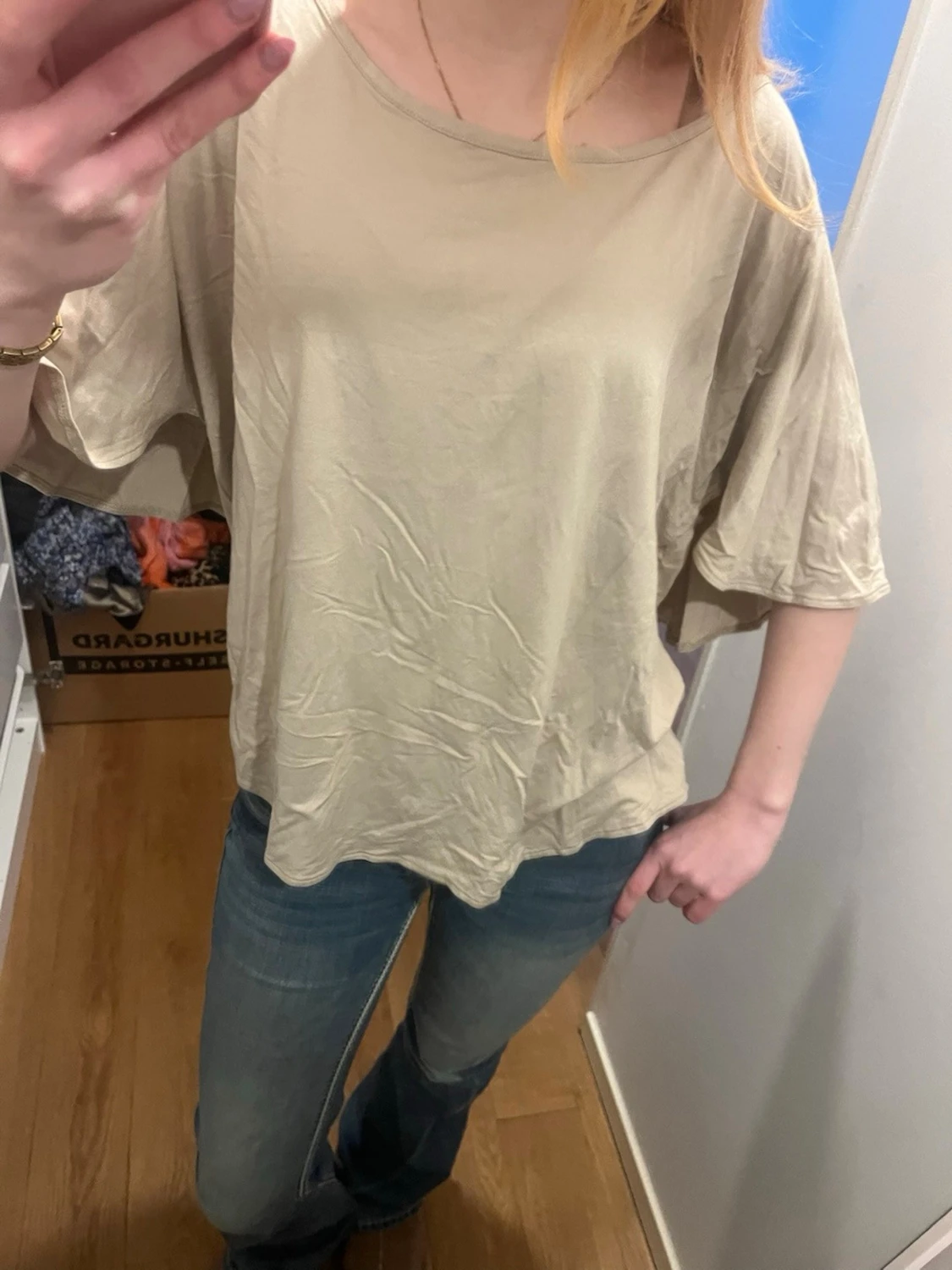 Beige T-shirt med poncho på baksidan  - 1