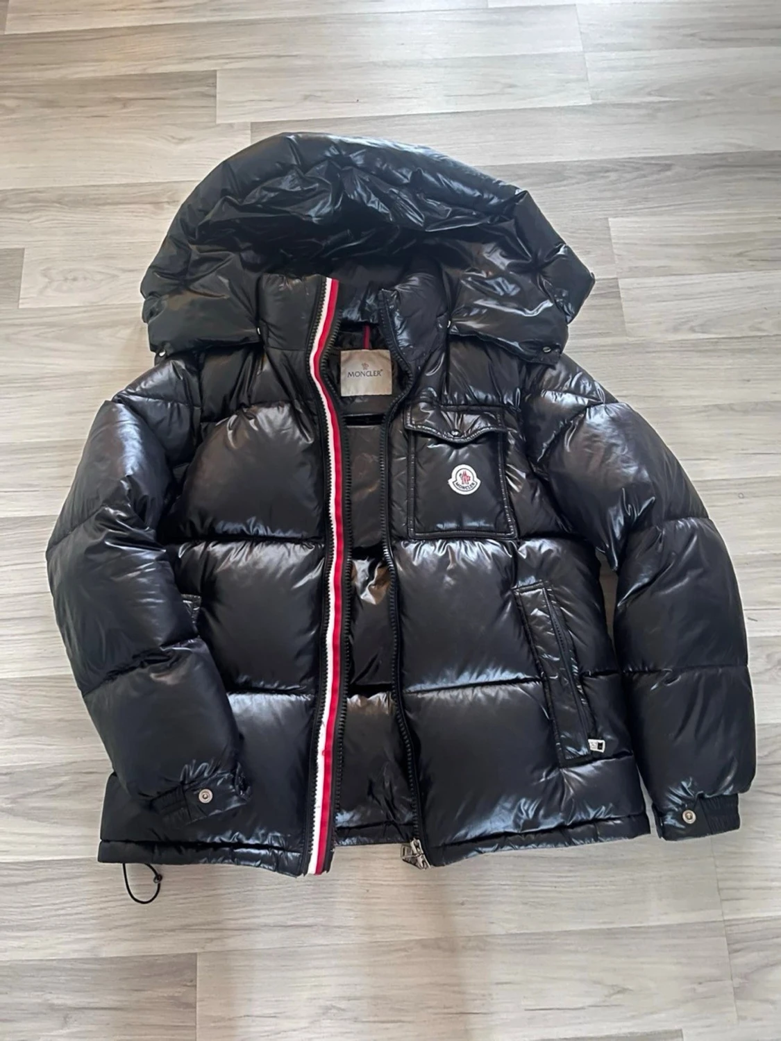 Svart Moncler pufferjacka med huva
