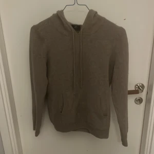 Beige Kashmir hoodie - Hej! Säljer min beigea Kashmir hoodie ifrån f&f signature i storlek 14/42 och sitter och passar som Xxs/xs och passar nån mellan 160-165(är för liten för mig som 167-168cm) men beror på hur man vill att den ska sitta så kan passa både mindre men också större. Skicket är helt ok har två små hål vid högre arm vid armbåge och vid slutet på ärmen(skriv om man vill ha bild på hålen) priset är 299kr eftersom tröjan är använd och har defekter.  Skriv om man vill ha fler bilder Mvh Arvid!