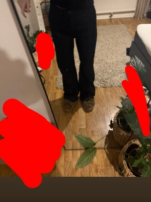 Mörkblå bootcut jeans - Säljer ett par mörkblå jeans med bootcut passform och hög midja. Klassisk femficksmodell i ett mjukt jeansmaterial. Snygga till sneakers eller boots och perfekta för dig som gillar en tidlös look.