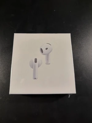 Apple AirPods 4 (ANC) - Helt nya Apple AirPods 4 med aktiv brusreducering (ANC). Levereras i obruten originalförpackning. Kompatibla med USB-C, Apple Watch och Qi-certifierade laddare. Perfekt för trådlös musik och samtal med hög ljudkvalitet.