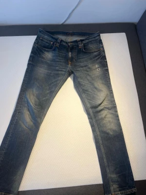 Nudie jeans - Hej! Säljer nu dessa galet feta Nudie Jeans med skön tvätt och riktigt feta fades, Jeansen är i modellen Tape Ted vilket är en slim fit modell och är i storlek 33/32. Hör av dig vidfrågor.                      //Eskil