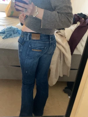 Armani jeans  - Säljer ett par blå jeans från Armani med bootcut passform. Jeansen har låg midja, klassiska fem fickor och snygga detaljer på bakfickorna. Tyvärr för små för mig💕